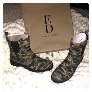 ED Ellen Degeneres camo love boots NWT